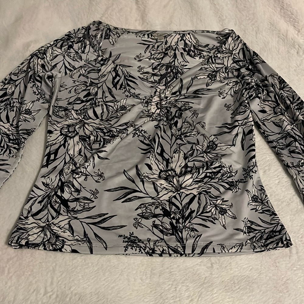 Women’s Black and white floral design Guess dressy shirt. medium 88% polyester